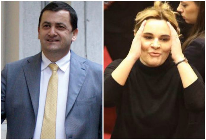 SKANDAL/ Skenari qesharak i LSI : Filmohen dy deputetët që manipuluan votën eTavos! SKANDAL/ Skenari qesharak i LSI : Filmohen dy deputetët që manipuluan votën eTavos!