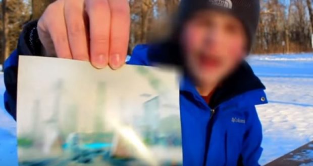 Pretendon se është kthyer nga viti 6000, ku botën e sundojnë robotët kurse njerëzit nuk vdesin (Video) Pretendon se është kthyer nga viti 6000, ku botën e sundojnë robotët kurse njerëzit nuk vdesin (Video)