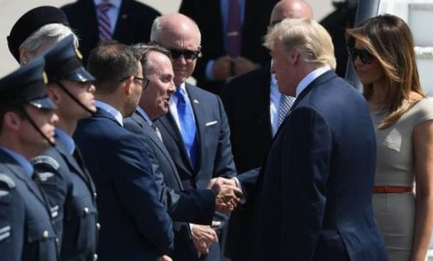 Trump mbërrin në Londër: Protestat? Britanikët më duan shumë