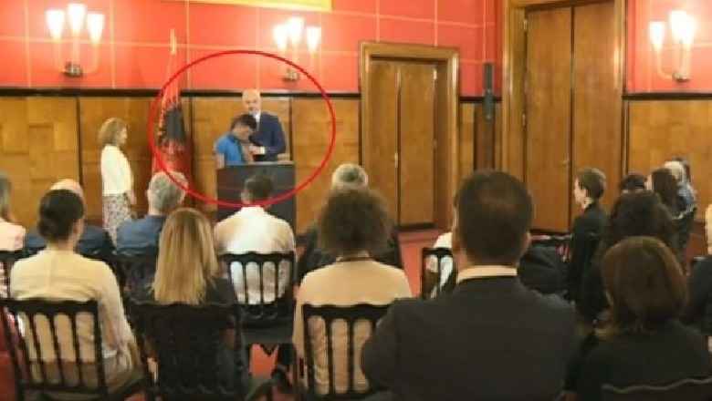 “Më vdiq babai, shtëpia po na shembet”! I riu përlotet para Ramës, kryeministri gjen zgjidhjen e menjëhershme (Video)