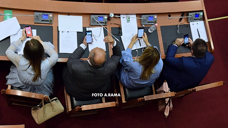 Post-seanca/ Çfarë nuk pamë dje nga Kuvendi, tre muskutierët demokratë të pandarë… LSI-stat në telefon (Foto) Post-seanca/ Çfarë nuk pamë dje nga Kuvendi, tre muskutierët demokratë të pandarë… LSI-stat në telefon (Foto)