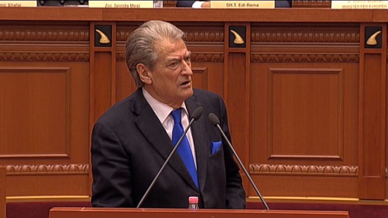 Denoncimi: Reagon vajza që shpifsi Berisha e quajti të përdhunuar! Denoncimi: Reagon vajza që shpifsi Berisha e quajti të përdhunuar!