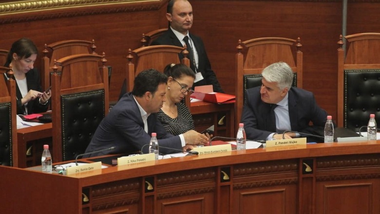 Momente nga Kuvendi/ Nikolla, Peleshi e Xhaçka të fokusuar në bisedë, Majko “qan” hallet me Kumbaron (Foto)