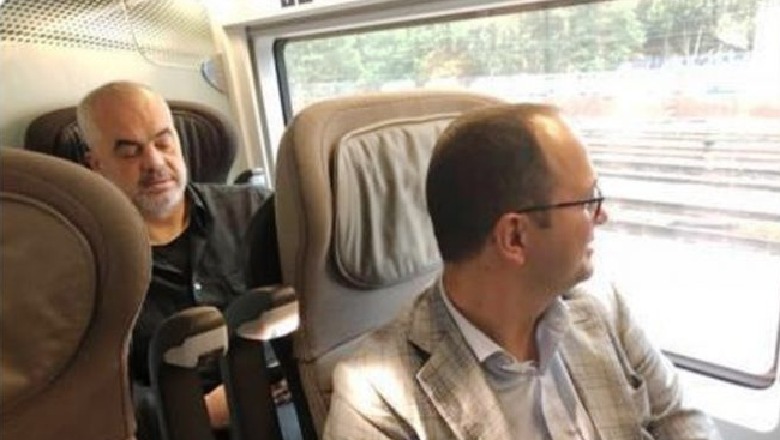 Kur kryeministri dhe ministri udhëtojnë si qytetarë të thjeshtë, me tren nga Londra drejt Brukselit Kur kryeministri dhe ministri udhëtojnë si qytetarë të thjeshtë, me tren nga Londra drejt Brukselit