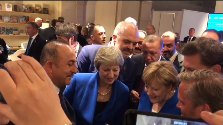 Ja video kur futbolli “gozhdon” Theresa May, Merkel, Ramen, Erdoganin… Ja video kur futbolli “gozhdon” Theresa May, Merkel, Ramen, Erdoganin…