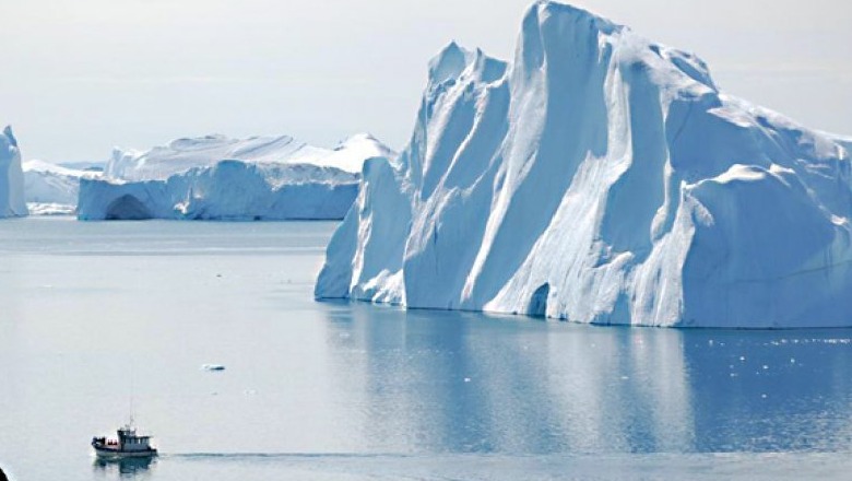 VIDEO/ Momenti i rrallë, ajsbergu gjigant shkëputet nga akullnaja