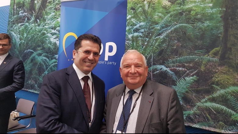 Turp! Analfabeti Fatmir Mediu e ka “tmerr” Gjykatën: Ja si e quan! (Foto) Turp! Analfabeti Fatmir Mediu e ka “tmerr” Gjykatën: Ja si e quan! (Foto)