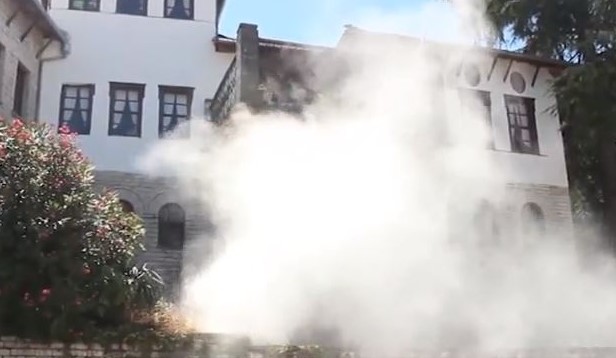 FOTO/ I vihet flaka shtëpisë së Enver Hoxhës në Gjirokastër