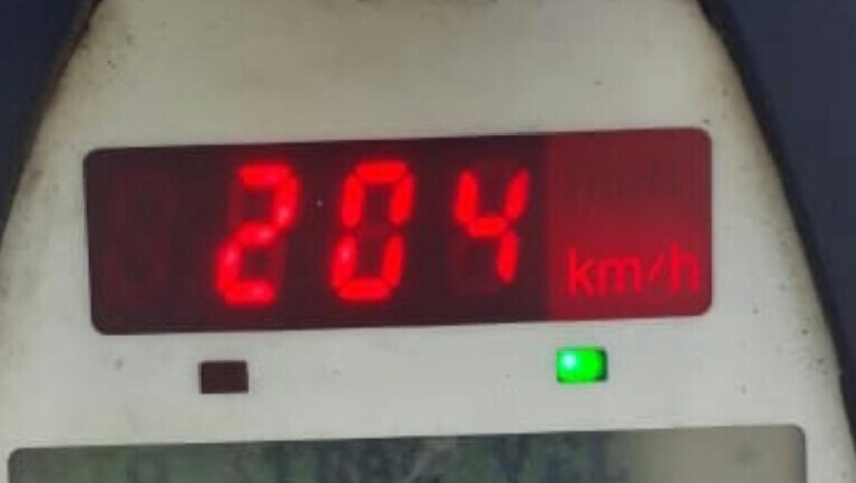 Makina luksoze ‘fluturon’ me 204 km/h, policia: Mendoni për ata që ju presin në shtëpi Makina luksoze ‘fluturon’ me 204 km/h, policia: Mendoni për ata që ju presin në shtëpi