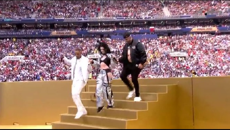 Shkoi deri në Moskë, Era Istrefi nuk i harron shqiptarët, ja çfarë bëri para miliona të huajve (Foto) Shkoi deri në Moskë, Era Istrefi nuk i harron shqiptarët, ja çfarë bëri para miliona të huajve (Foto)