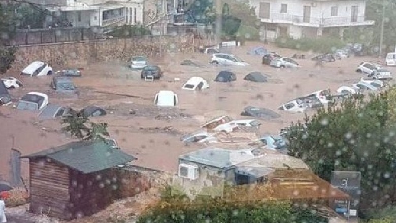 Greqi/ Pas zjarrit fillojnë shirat, rreth 200 makina nën ujë Greqi/ Pas zjarrit fillojnë shirat, rreth 200 makina nën ujë