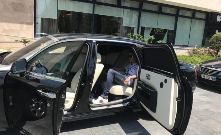 Jeta luksoze e fëmijëve fundos Llallën, organi i akuzës heton fotot në jahte e makina të shtrenjta! Jeta luksoze e fëmijëve fundos Llallën, organi i akuzës heton fotot në jahte e makina të shtrenjta!