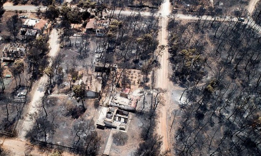 Video e frikshme: I riu filmon tërbimin e stuhisë së zjarrit në Athinë, bllokohet në shtëpi Video e frikshme: I riu filmon tërbimin e stuhisë së zjarrit në Athinë, bllokohet në shtëpi