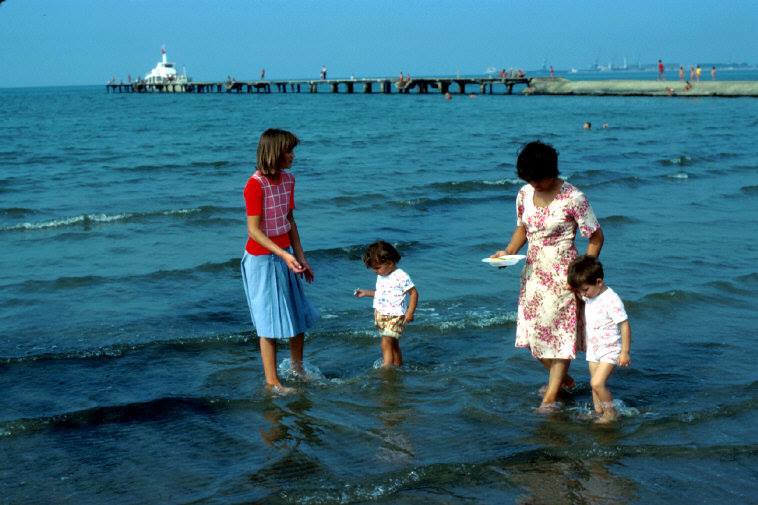Plazhi në komunizëm: “Bukë e djathë e banjo dielli” dhe… radio “Iliria” (Foto) Plazhi në komunizëm: “Bukë e djathë e banjo dielli” dhe… radio “Iliria” (Foto)