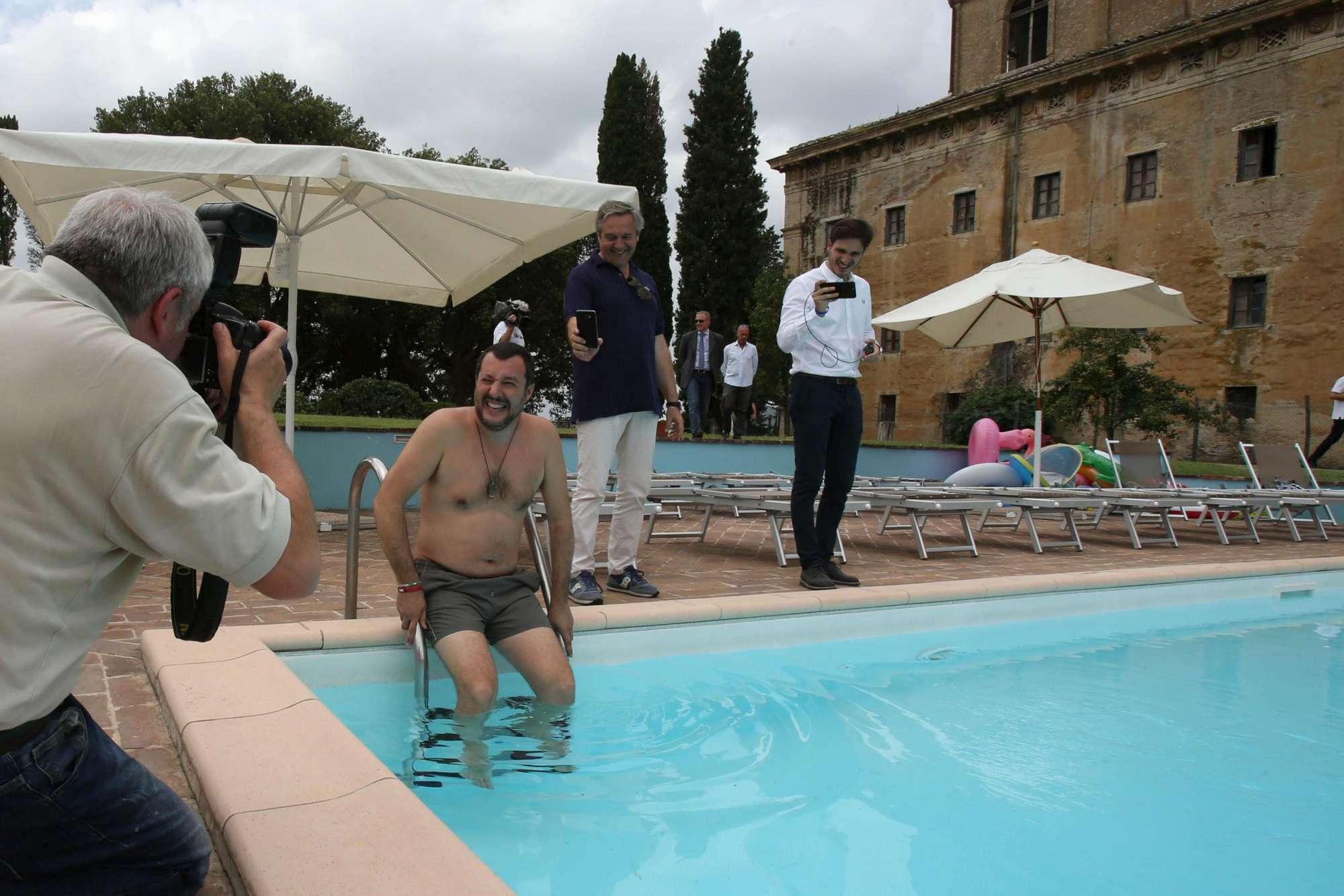 Ministri zhytet në pishinën e konfiskuar të mafias dhe bën një shënim epik Ministri zhytet në pishinën e konfiskuar të mafias dhe bën një shënim epik