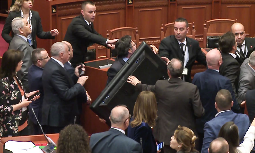 “Grupi o Zot o Zot” (Noka-Balliu-Paloka) sulmojnë Arta Markun: Ti je prokurore private e PS, ne duam drejteësi të vërtetë?! “Grupi o Zot o Zot” (Noka-Balliu-Paloka) sulmojnë Arta Markun: Ti je prokurore private e PS, ne duam drejteësi të vërtetë?!