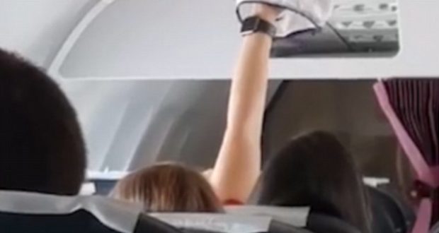 E çuditshme në Turqi: Pasagjerja lan dhe than mbathjet në avion (Video)