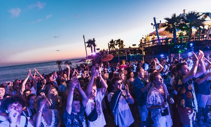 “The Guardian”: Festë në vendin që duket si parajsë (Foto) “The Guardian”: Festë në vendin që duket si parajsë (Foto)