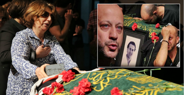 Familjarët nuk mbahen dot në këmbë, i jepet lamtumira e fundit aktorit të dashur nga shqiptaret (Video) Familjarët nuk mbahen dot në këmbë, i jepet lamtumira e fundit aktorit të dashur nga shqiptaret (Video)