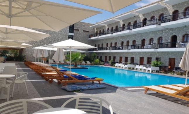 Tatimet bllokojnë resortin e Koço Kokëdhimës në Qeparo: Shkelje të shumta (FOTO) Tatimet bllokojnë resortin e Koço Kokëdhimës në Qeparo: Shkelje të shumta (FOTO)