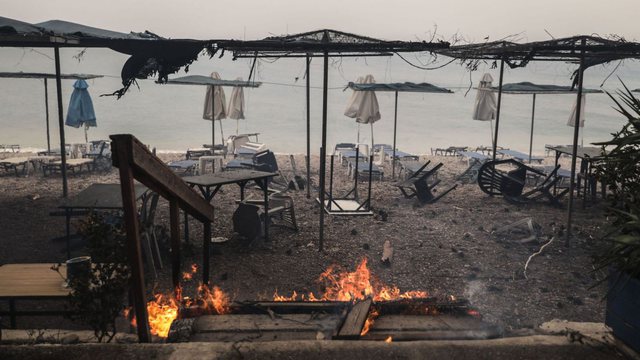 Shqiptari humb jetën në Athinë: U fut mes flakëve për të shpëtuar fqinjët grekë Shqiptari humb jetën në Athinë: U fut mes flakëve për të shpëtuar fqinjët grekë