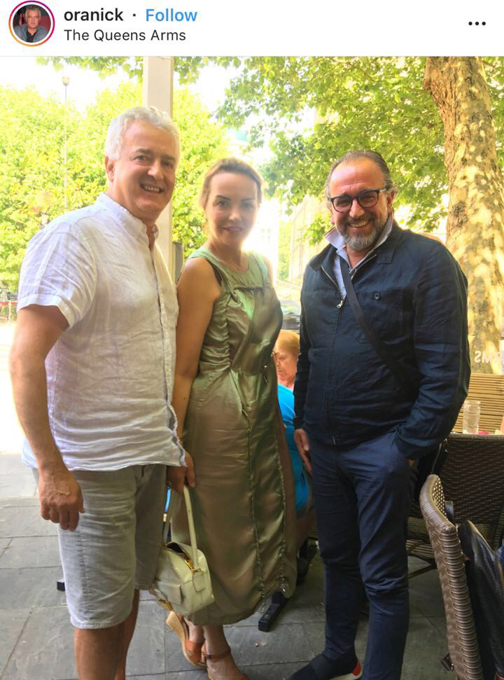 Fotolajm/ Kryebashkiaku i Vlorës i habiti të gjithë, vizitë në familjen e Rita Orës në Londër