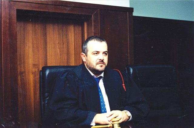 Bie edhe sheiku Artan Broci, gjyqtari i Top Channel Bie edhe sheiku Artan Broci, gjyqtari i Top Channel