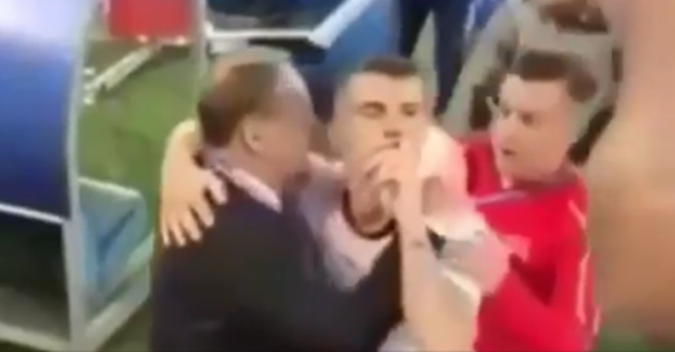 Publikohet video/ “Q**sha nona”, Granit Xhaka përplaset me tifozin serb Publikohet video/ “Q**sha nona”, Granit Xhaka përplaset me tifozin serb