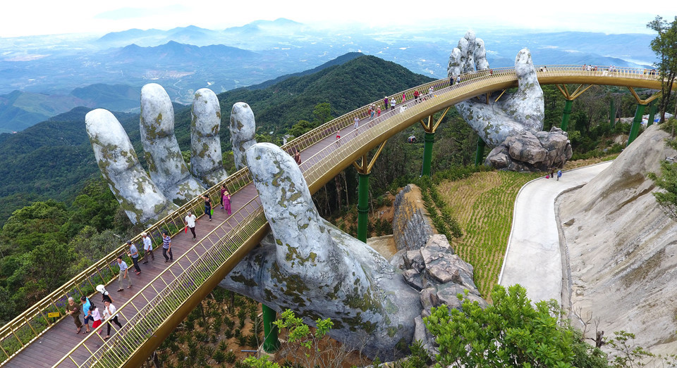 Ura e mrekullueshme që mbahet nga dy duar gjigante në Vietnam (Foto)