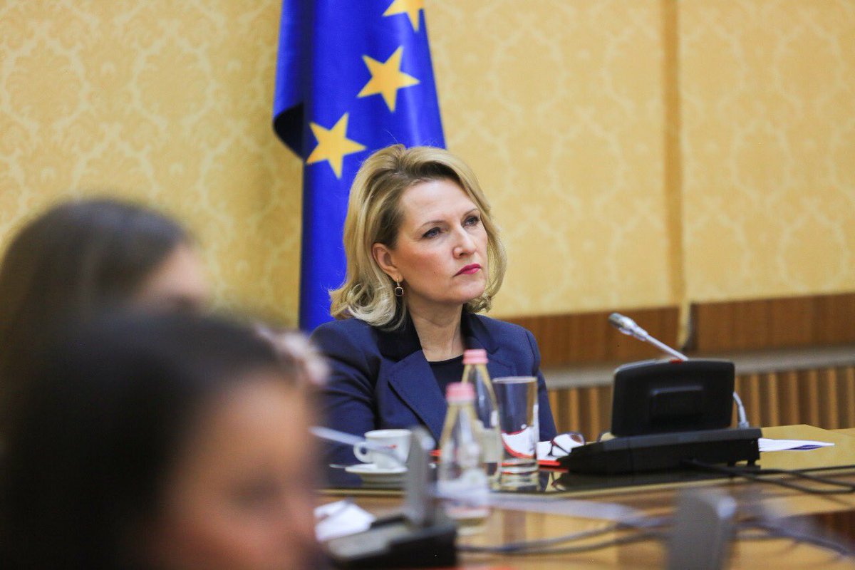 Kodheli merr nga Macron titullin “Legjionare e Nderit Francez”, Manja e Felaj: Një kolege që na nderon të gjithëve, jemi krenarë Kodheli merr nga Macron titullin “Legjionare e Nderit Francez”, Manja e Felaj: Një kolege që na nderon të gjithëve, jemi krenarë