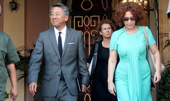 Goditja e fundit ndaj ambasadorëve, PD vonon seancën plenare për të penguar pritjen e lamtumirës të Donald Lu e Romana Vlahutin Goditja e fundit ndaj ambasadorëve, PD vonon seancën plenare për të penguar pritjen e lamtumirës të Donald Lu e Romana Vlahutin