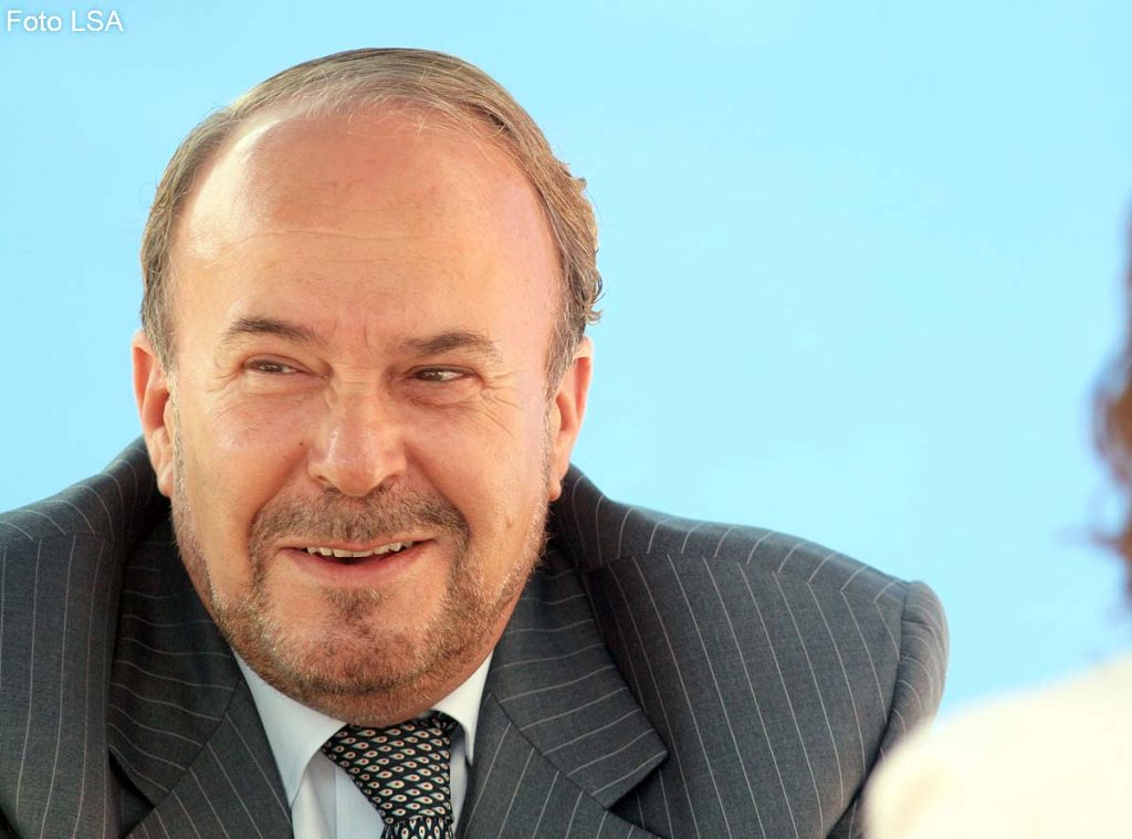 Gazetari kërkon vetting edhe për Fatos Nanon: Si e siguron jetesën luksoze ky njeri! Gazetari kërkon vetting edhe për Fatos Nanon: Si e siguron jetesën luksoze ky njeri!