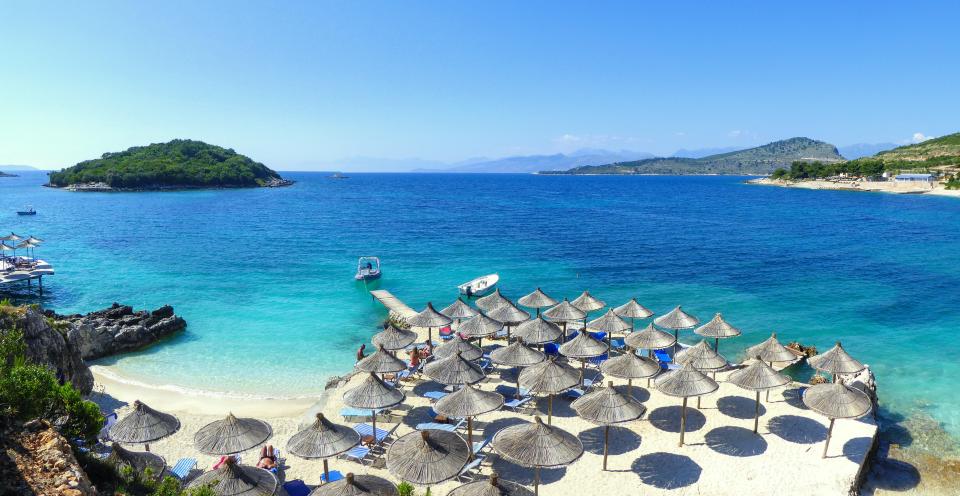 “The Sun” këshillon anglezët: Zgjidhni Dhërmiun në vend të Korfuzit për pushime (Foto)