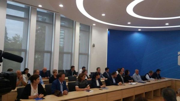 Lulzim Basha bojkot zgjedhjeve lokale: Çadër dimrore, nëse nuk ikën Rama! Lulzim Basha bojkot zgjedhjeve lokale: Çadër dimrore, nëse nuk ikën Rama!