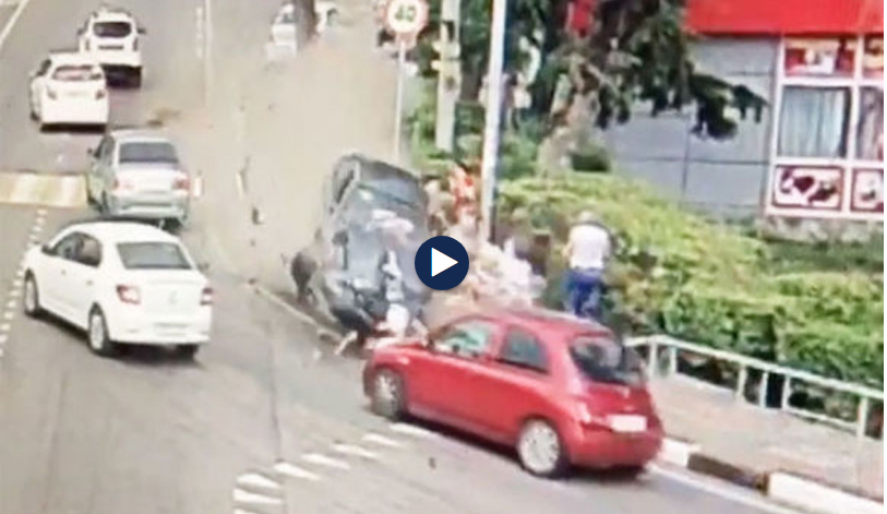 Pamje shokuese, shoferin e zë gjumi merr përpara me makinë njerëzit (Video) Pamje shokuese, shoferin e zë gjumi merr përpara me makinë njerëzit (Video)