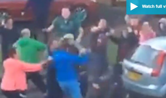 VIDEO tronditëse: Plas grushti në rrugë, dhjetëra të rinj përfshihen në sherr VIDEO tronditëse: Plas grushti në rrugë, dhjetëra të rinj përfshihen në sherr