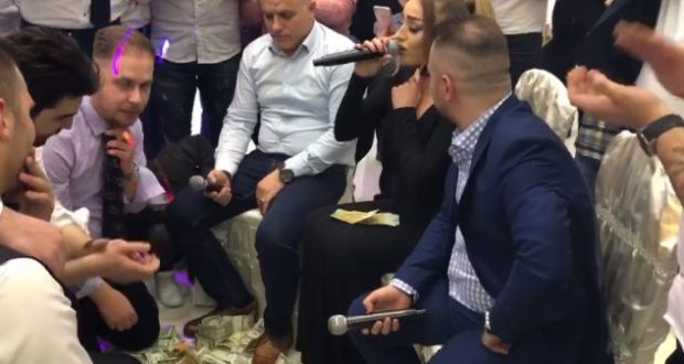 Festat, shihni si e mbulojnë me para këngëtaren shqiptare! (Video) Festat, shihni si e mbulojnë me para këngëtaren shqiptare! (Video)