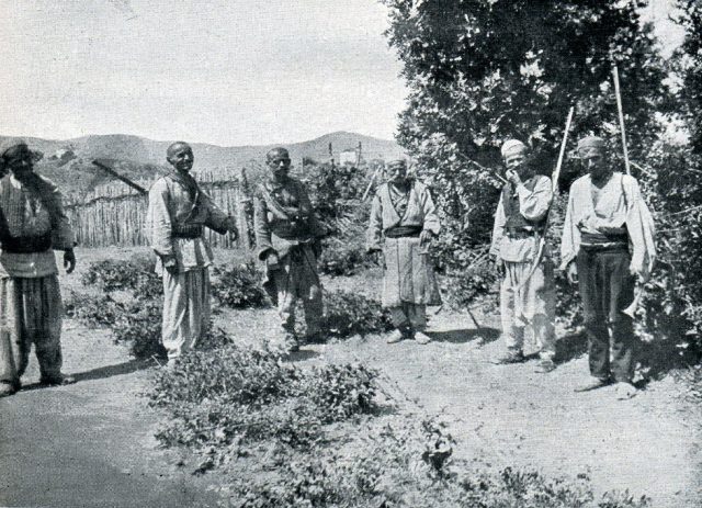 Shqiptarët në Serbi më 1912: Vrasësit i shkojnë në varrim viktimës (Foto) Shqiptarët në Serbi më 1912: Vrasësit i shkojnë në varrim viktimës (Foto)