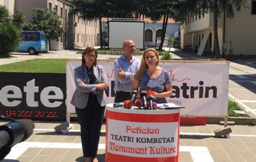 Teatri/ Artistët e prapambetjes… “aktorët” zëvendësohen me deputetët e PD