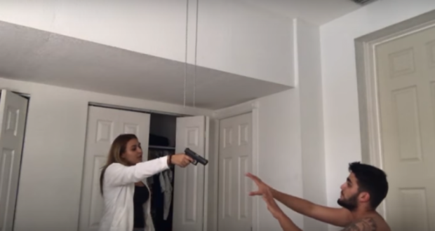 “Kapi” të dashurin dhe të motrën në shtrat: Për një “v” mund të hashë edhe një “p”! (Video) “Kapi” të dashurin dhe të motrën në shtrat: Për një “v” mund të hashë edhe një “p”! (Video)