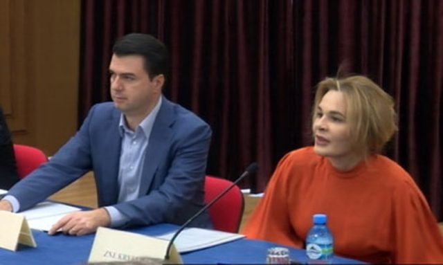 Basha rrëzon skenarët për djegien e mandateve, PD-LSI fusin në lojë planin “Meta” për ligjin e Teatrit, zbardhet aksioni i ri i opozitar në Kuvend Basha rrëzon skenarët për djegien e mandateve, PD-LSI fusin në lojë planin “Meta” për ligjin e Teatrit, zbardhet aksioni i ri i opozitar në Kuvend