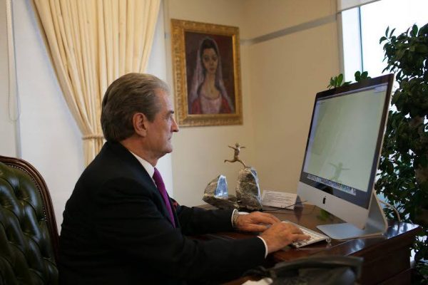 Qytetarët “kënaqin” Berishën me të shara: O rrotë traktori ishe i pari që solle drogën në Shqipëri, lëri blablbat në Fb Qytetarët “kënaqin” Berishën me të shara: O rrotë traktori ishe i pari që solle drogën në Shqipëri, lëri blablbat në Fb