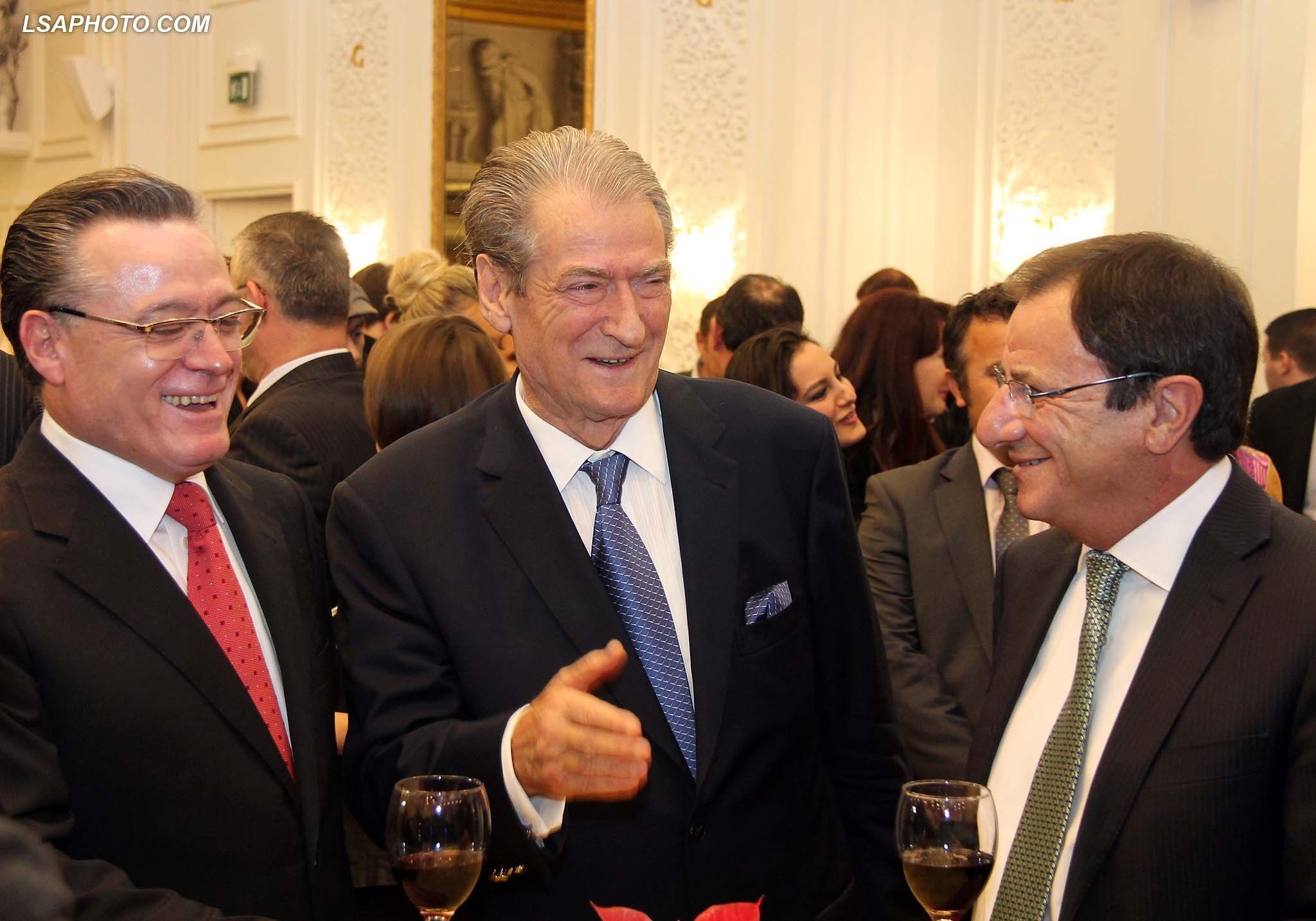 Zbardh të plotë vendimin e Genc Rulit për t’i dhuruar ish-kompleksin “Partizani” dhëndrit të Sali Berishës Zbardh të plotë vendimin e Genc Rulit për t’i dhuruar ish-kompleksin “Partizani” dhëndrit të Sali Berishës