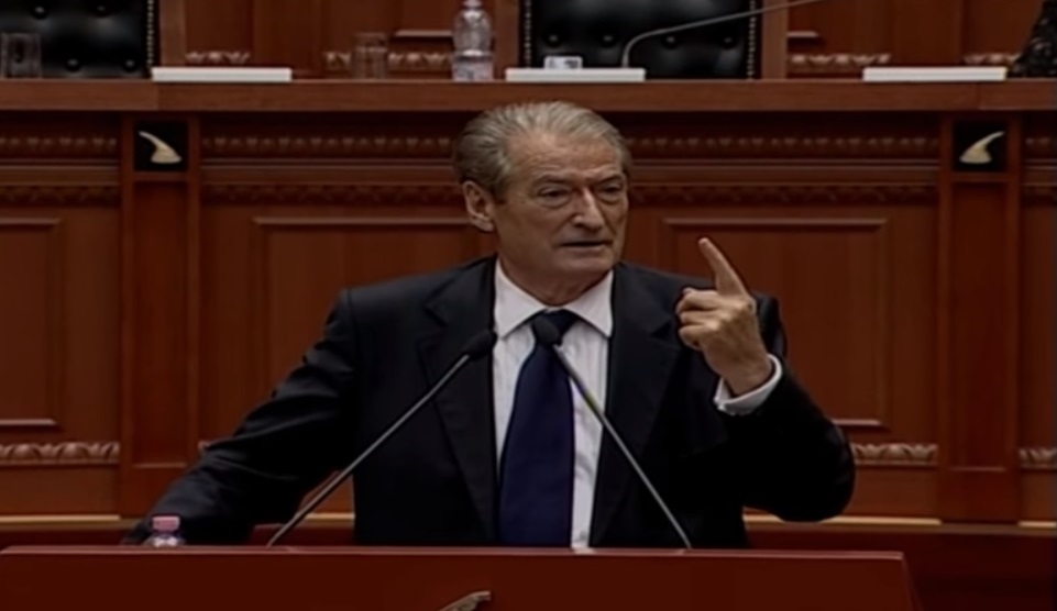 VIDEO/ Berisha t’i jep lekët paradhënie: S’ka prostitutë të thotë, se i detyrohem një qindarkë! VIDEO/ Berisha t’i jep lekët paradhënie: S’ka prostitutë të thotë, se i detyrohem një qindarkë!