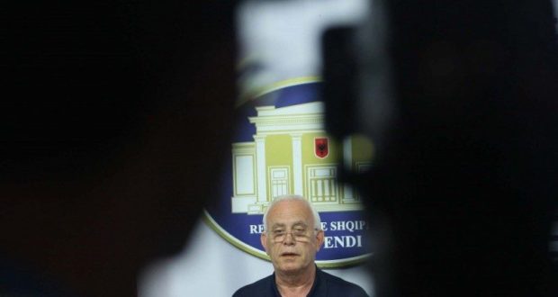 Politika në prag tronditje, video-skandali mes Shkëlzenit dhe Monikës në duart e Spartak Brahos Politika në prag tronditje, video-skandali mes Shkëlzenit dhe Monikës në duart e Spartak Brahos