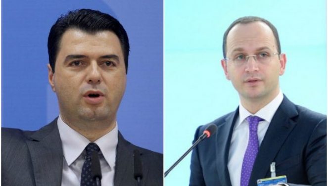 Anti-shqiptari Salvini entuziazmon Bashën, Bushati: Turp! Shpresoj t’i kenë vjedhur adresën Anti-shqiptari Salvini entuziazmon Bashën, Bushati: Turp! Shpresoj t’i kenë vjedhur adresën
