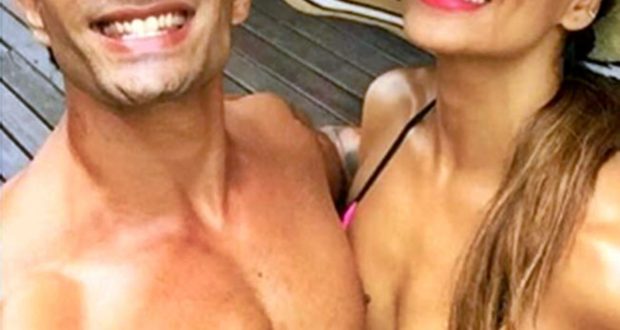 Xhoni tregon për “dashnoren” 9 vite më të madhe: Nuk e lë të ndahet nga burri se më pritet paga Xhoni tregon për “dashnoren” 9 vite më të madhe: Nuk e lë të ndahet nga burri se më pritet paga