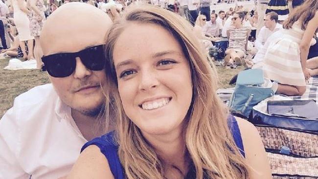 Djali vdes një ditë para martesës, por pas 2 muajsh e fejuara merr një suprizë që e përloti dhe mrekulloi (Foto) Djali vdes një ditë para martesës, por pas 2 muajsh e fejuara merr një suprizë që e përloti dhe mrekulloi (Foto)