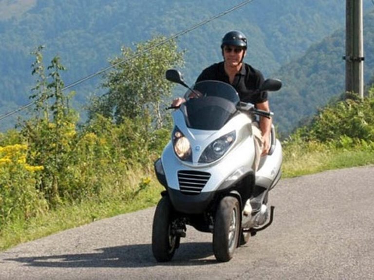 I pret rrugën një kamion, aksidentohet me motor George Clooney (Foto) I pret rrugën një kamion, aksidentohet me motor George Clooney (Foto)