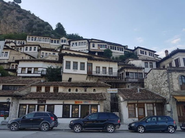 Blogerja italiane: “Shqipëria vendi i shqiponjave”! Ju rrëfej vendin që e shpëtoi një luftëtar i ri! Blogerja italiane: “Shqipëria vendi i shqiponjave”! Ju rrëfej vendin që e shpëtoi një luftëtar i ri!